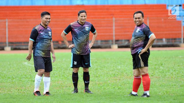 Ketika Sandiaga Uno Unjuk Kebolehan Menggocek Si Kulit Bundar