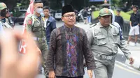 Walikota Malang, Sutiaji saat menemui Aremania yang turun ke jalan hari Kamis (20/10/2022). (Iwan Setiawan/Bola.com)