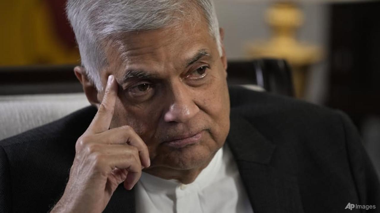Perdana Menteri Sri Lanka Ranil Wickremesinghe memberi isyarat selama wawancara dengan The Associated Press di Kolombo, Sri Lanka, 11 Juni 2022. (AP Photo/Eranga Jayawardena, File)