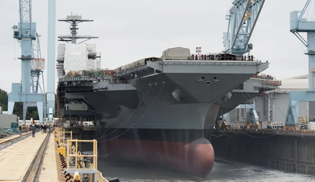 Kapal induk USS Gerald Ford ini dapat membawa sekitar 4400 orang dan 75 pesawat tempur didalamnya. Kapal ini mampu menghasilkan tiga kali lebih banyak daya listrik dari kapal lainya, Kapal ini akan beroperasi pada awal 2016.  (businessinsider.co.id)