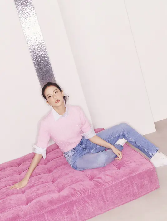 Pelantun lagu “Earthquake” itu memancarkan pesona memukau dalam variasi gaya. Mulai dari playful dengan sweater pink yang dipadukan kemeja dan celana jeans. [Dok/Tommy Hilfiger].