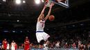 Pebasket New York Knicks, Kristaps Porzingis, memasukan bola saat laga melawan Miami Heat pada ajang NBA di Madison Square Garde, Amerika Serikat, Minggu (28/2/2016). (Reuters/Brad Penner)