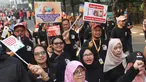 Peserta mengikuti pawai sosialisasi pengawasan Pilkada Serentak 2024 saat Hari Bebas Kendaraan Bermotor, Jalan MH Thamrin, Jakarta, Minggu (22/9/2024). (merdeka.com/Arie Basuki)