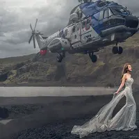 Kepala calon pengantin perempuan nyaris tertabrak helikopter saat melakukan sesi pemotretan pre wedding. Ngeri! (Via: 