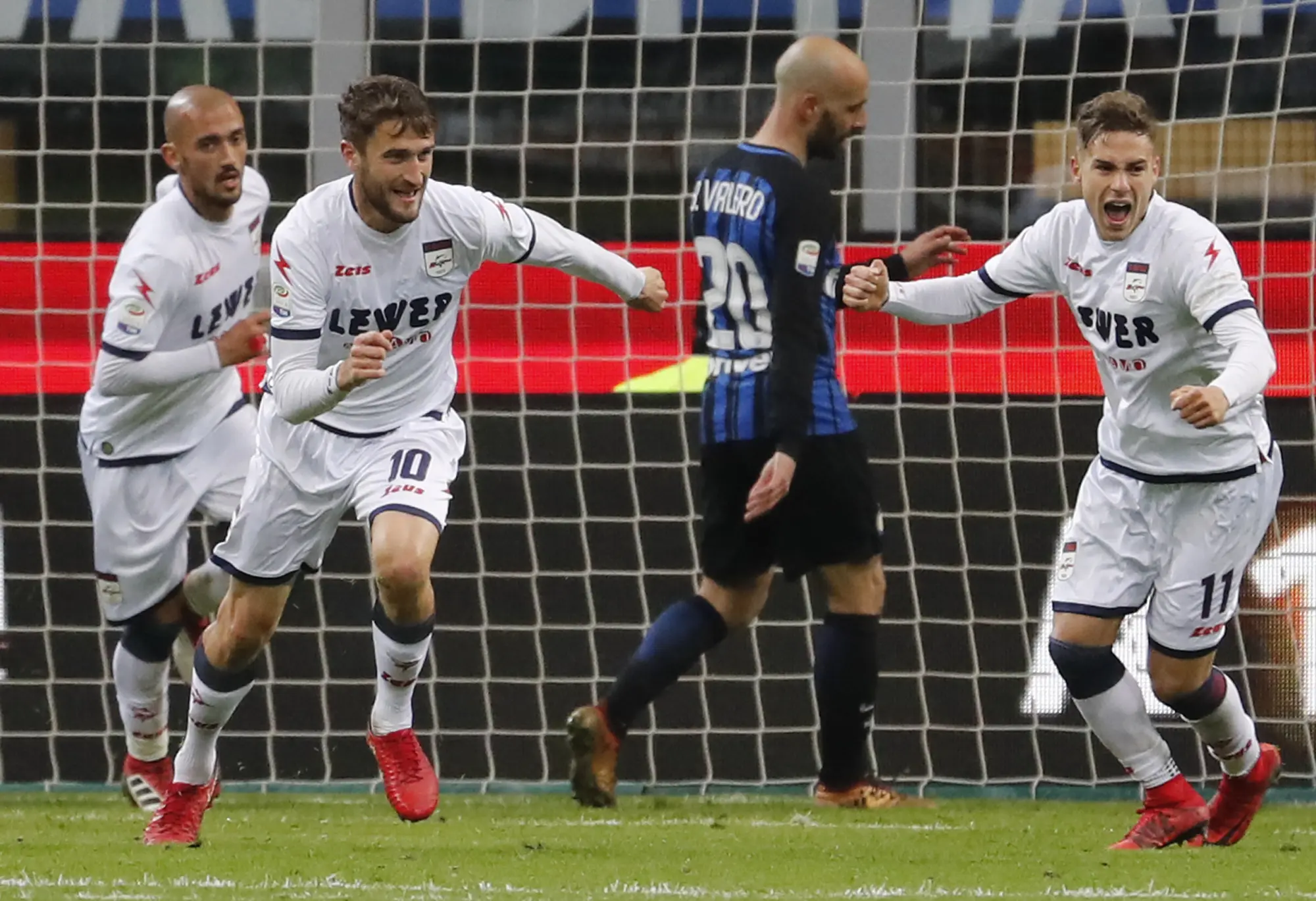 Pemain Crotone, Andrea Barberis, merayakan gol ke gawang  Inter Milan pada  pertandingan lanjutan  Serie A, di Giuseppe Meazza, Minggu (4/2/2018) dini hari WIB. (AP/Antonio Calanni).