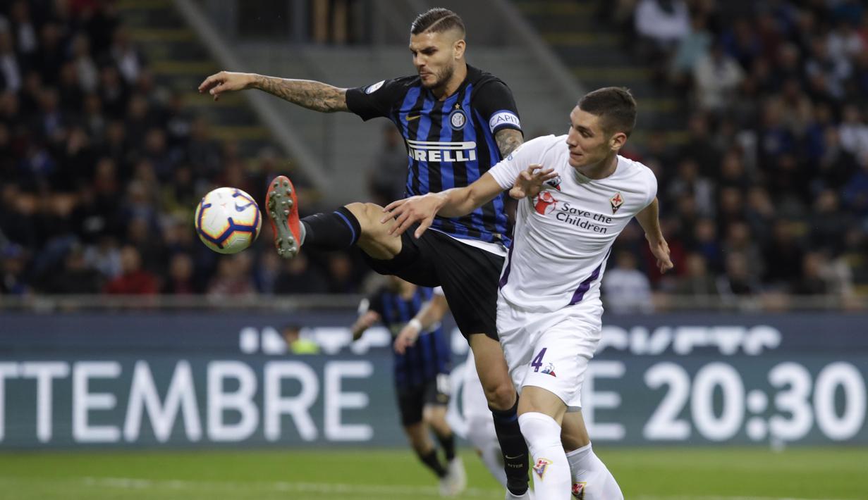 Striker Inter Milan, Mauro Icardi, berebut bola dengan pemain Fiorentina, Nikola Milenkovic, pada laga Serie A Italia di Stadion Giuseppe Meazza, Rabu (26/9/2018). Inter Milan menang 2-1 atas Fiorentina. (AP/Luca Bruno)