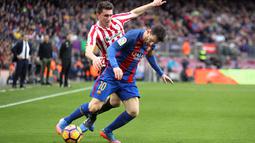 Bintang Barcelona, Lionel Messi, berusaha melewati hadangan bek Athletic Bilbao, Aymeric Laporte. Pada laga ini Barca turun dengan formasi 4-3-3, sementara Bilbao menggunakan skema 4-2-3-1. (EPA/Toni Albir)