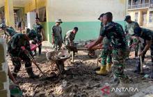 TNI Bersihkan Sekolah Aceh Terdampak Bencana Jelang Semester Baru