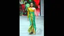 Model memperagakan salah satu dari 58 koleksi terbaru desainer Priscilla Saputro yang bertema 'Novum Etno: Colorful Banyuwangi' pada ajang Indonesia Fashion Week 2015 di JCC Senayan, Jakarta, Sabtu (28/2). (Liputan6.com/Panji Diksana)