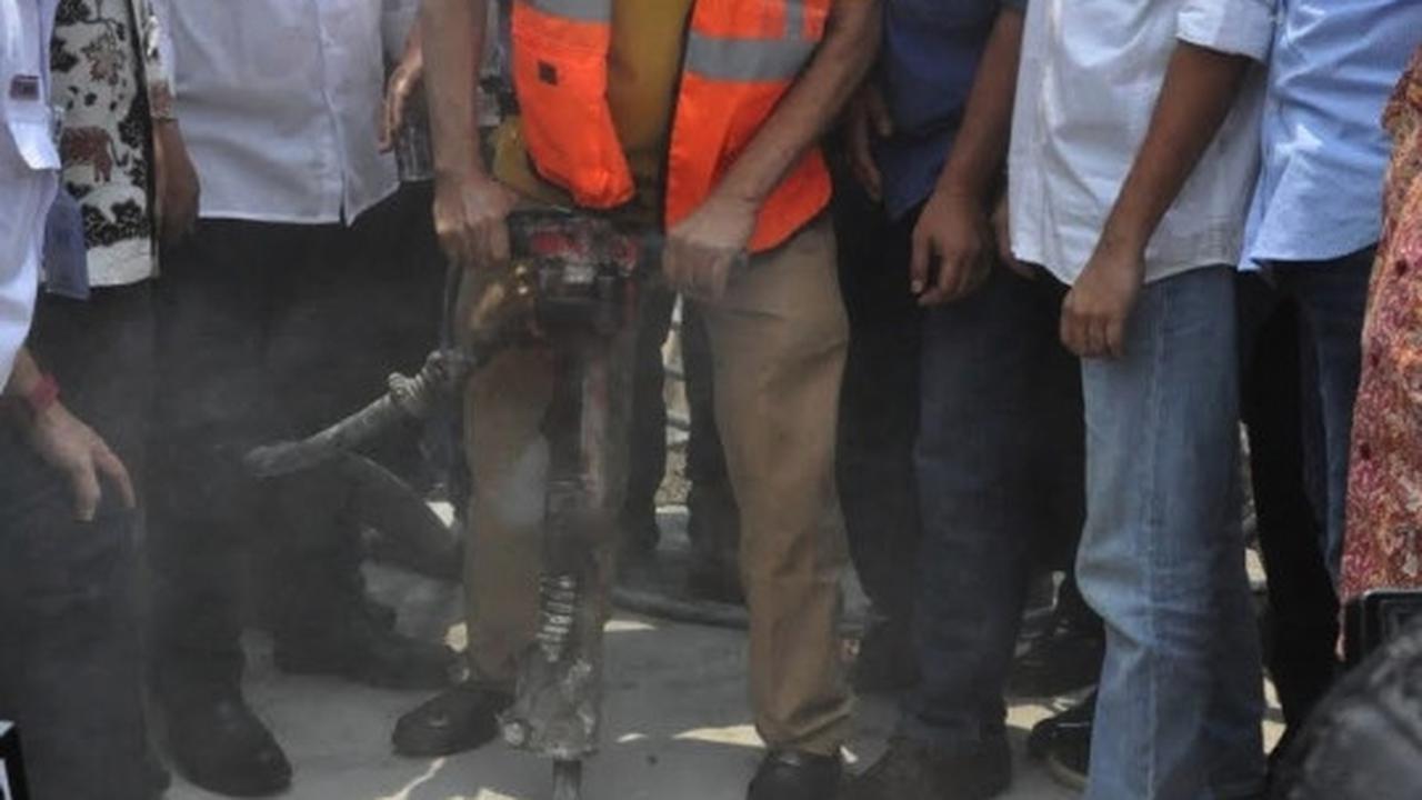 Aksi Menko Rizal Ramli bongkar jalan yang tutupi rel di Priok