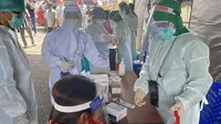 Kegiatan surveilens berupa rapid test yang dilakukan oleh Dinas Kesehatan di Pasar Pinasungkulan Karombasan, Manado.