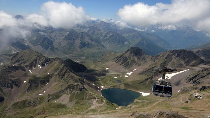 Kereta gantung yang menuju observatorium astronomi di puncak Pic du Midi Bigorre di La Mongie, Prancis pada 15 Juli 2019. Observatorium tertinggi se-Eropa di Pic du Midi de Bigorre terletak pada ketinggian 2877 mdpl. (Photo by PASCAL PAVANI / AFP)