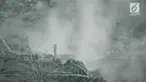 Ratusan relawan dan warga di Desa Kepakisan, Kecamatan Batur, Kabupaten Banjarnegara, Jawa Tengah menutup pintu masuk Kawah Sileri, Dieng.