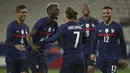 Para pemain Prancis merayakan gol kedua ke gawang Wales yang dicetak striker Antoine Griezmann (tengah) dalam laga uji coba menjelang berlangsungnya Euro 2020 di Allianz Riviera Stadium, Nice, Rabu (2/6/2021). Prancis menang 3-0 atas Wales. (AP/Daniel Cole)