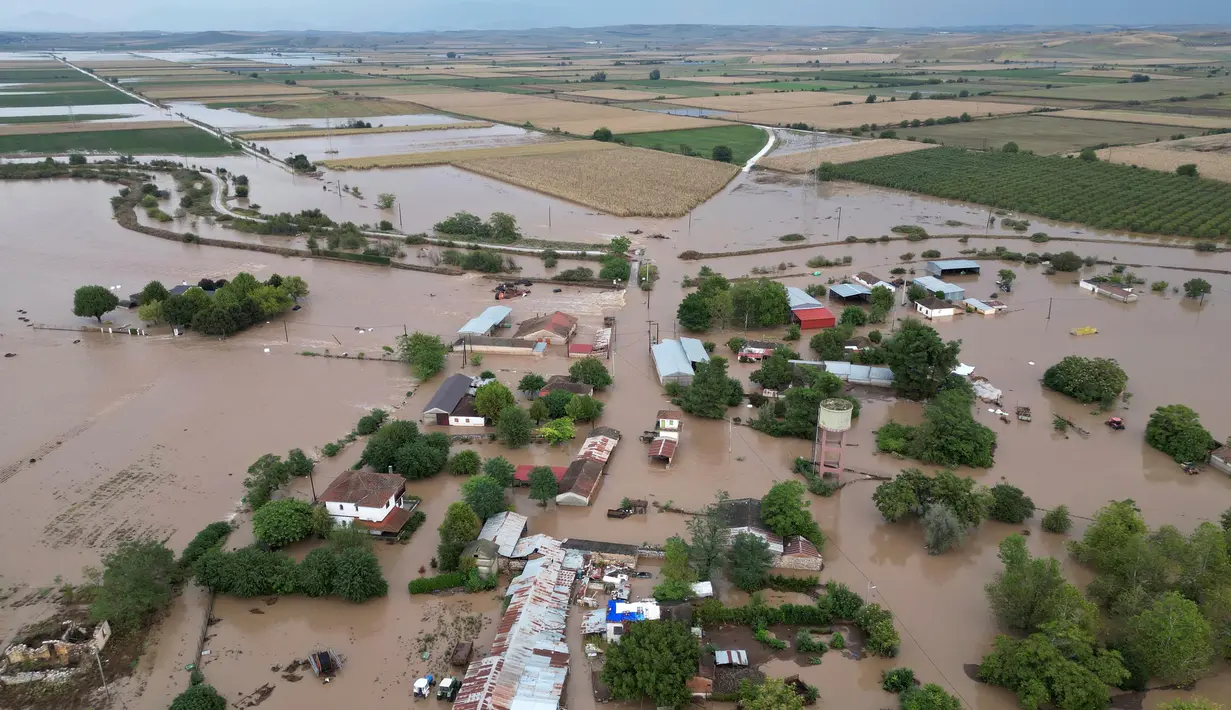 Air banjir menutupi rumah-rumah dan lahan pertanian setelah hujan badai dengan rekor tertinggi di negara itu di desa Kastro, dekat Larissa, wilayah Thessaly, Yunani tengah, Kamis, 7 September 2023. (AP Photo/Vaggelis Kousioras)