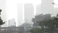 Warga Bermasker Saat Lari di CFD Jakarta