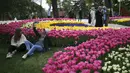 Orang-orang mengunjungi ladang tulip mekar di Taman Emirgan di Istanbul sehari sebelum "penguncian penuh" atau lockdown, Rabu (28/4/2021). Turki akan memberlakukan lockdown penuh selama tiga minggu dari 29 April hingga 17 Mei 2021 untuk membendung penyebaran virus corona. (AP Photo/Emrah Gurel)