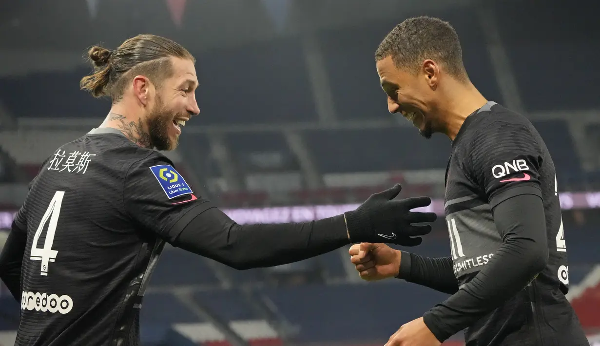 Bek Paris Saint-Germain (PSG) Sergio Ramos berselebrasi dengan Thilo Kehrer setelah mencetak gol kedua timnya ke gawang Reims dalam matchday ke-22 Liga Prancis 2021/2022 di Parc des Princes, Senin (24/1/2022) dini hari WIB. PSG menang telak 4-0 atas Reims. (AP Photo/Francois Mori)