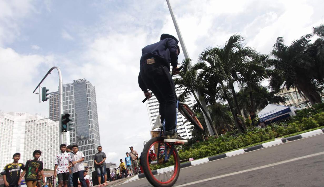 Salah satu penggemar sepeda BMX melakukan trik atraksi freestyle, Jakarta, Minggu (14/12/2014) ( Liputan6.com/Faizal Fanani)