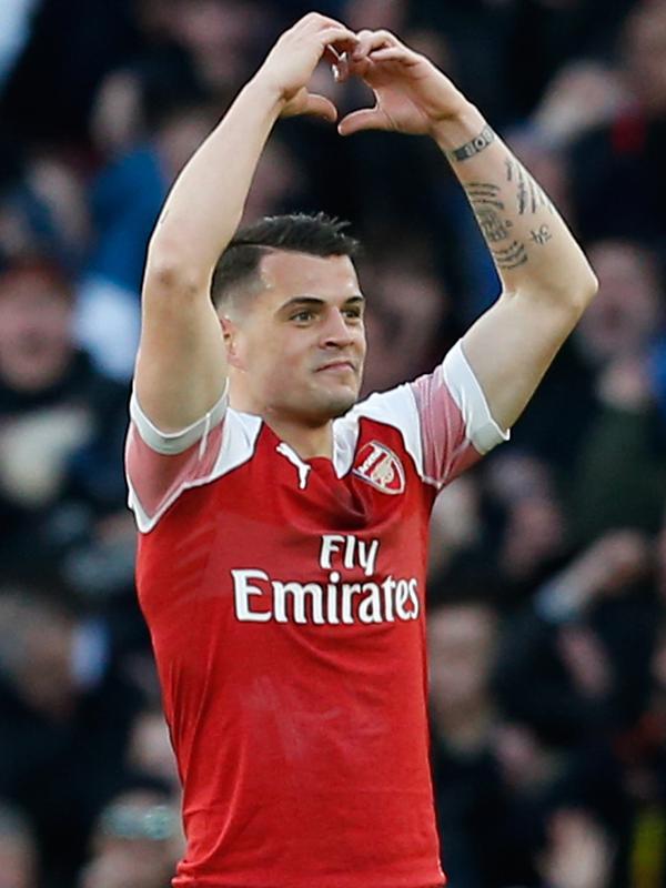 Gelandang Arsenal, Granit Xhaka berselebrasi usai mencetak gol ke gawang Manchester United selama pertandingan lanjutan Liga Inggris di Stadion Emirates di London (10/3). Arsenal menang 2-0 atas MU. (AFP Photo/Ian Kington)