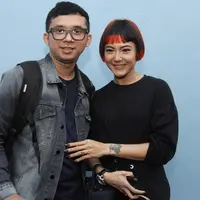 Tidak butuh waktu lama bagi Poppy Sovia memutuskan menikah dengan Ahmad Gussaoki atau Oki. Setelah empat bulan menjalin kasih, keduanya sepakat melanjutkan ke jenjang serius. (Nurwahyunan/Bintang.com)