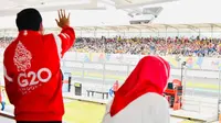 Presiden Joko Widodo dan Ibu Iriana Joko Widodo menyapa penonton saat berada di Pertamina Mandalika International Street Sirkuit, Nusa Tenggara Barat,Minggu (20/3/2022). (Foto: Laily Rachev - Biro Pers Sekretariat Presiden)