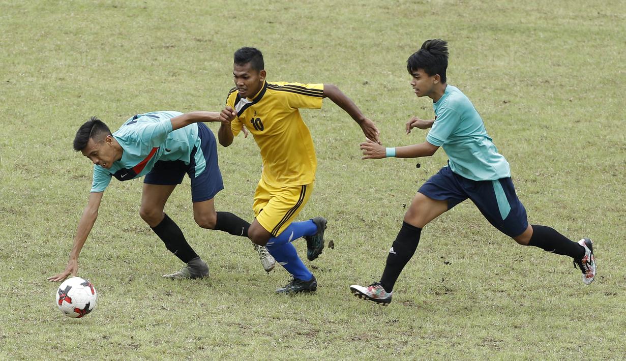 Para pemain UM berusaha menghadang pemaian UNP pada laga Torabika Cup 2017 di Stadion Cakrawala, Malang, Rabu (22/11/2017). UM menang 2-1 atas UNP. (Bola.com/M Iqbal Ichsan)