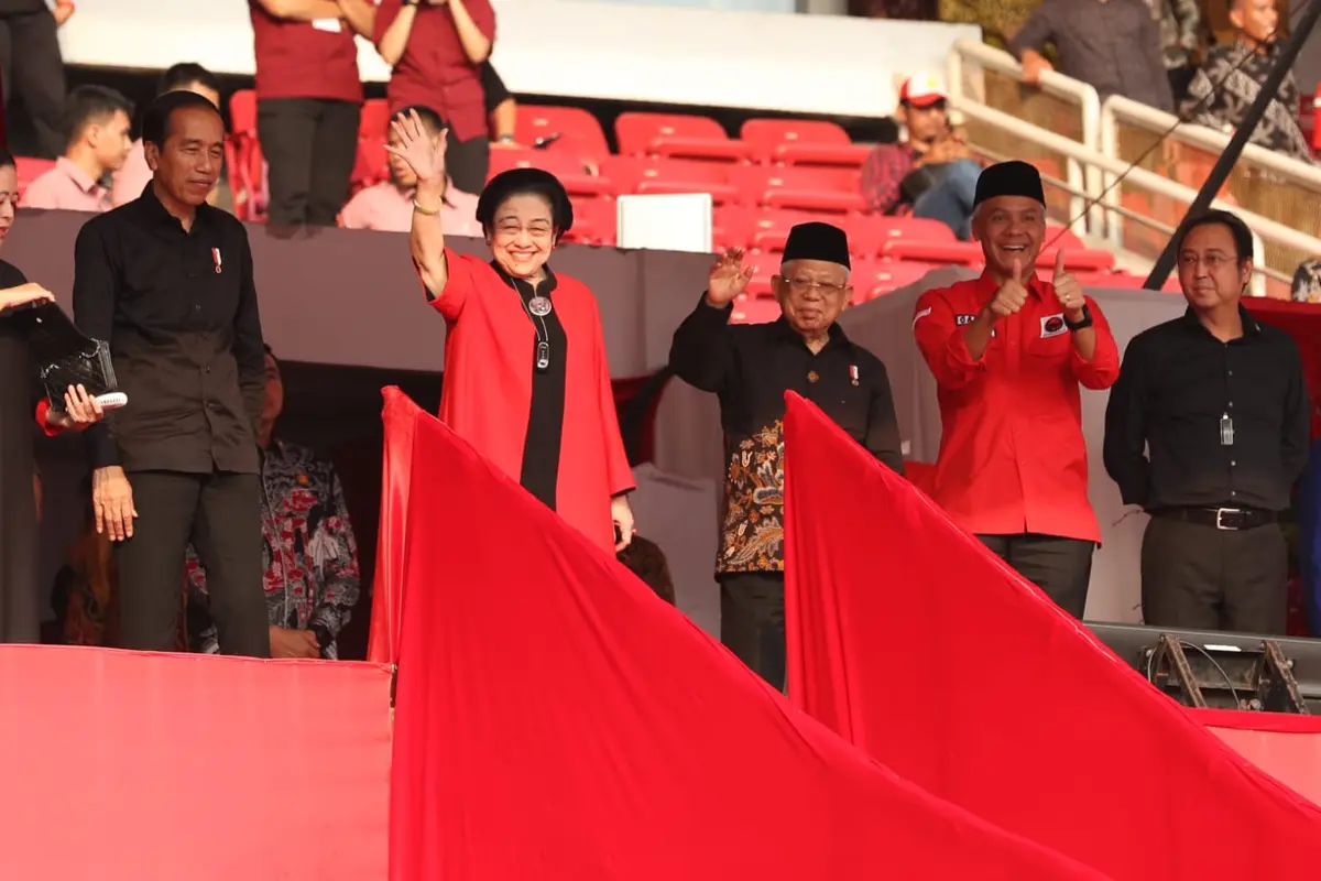 Ketua Umum (Ketum) PDIP Megawati Soekarnoputri mengingatkan memilih bakal capres PDIP Ganjar Pranowo pada Pemilihan Umum atau Pemilu 2024 yang akan terus berjuang bersama Presiden Joko Widodo (Jokowi).