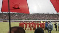 Timnas Indonesia saat melawan Vietnam pada laga uji coba di Stadion Maguwoharjo, Minggu (09/10/2016). (Bola.com/Nicklas Hanoatubun)