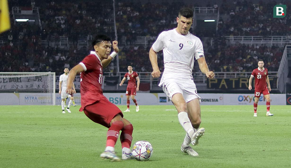 Pemain Timnas Indonesia, Dendy Sulistyawan (kiri), mengontrol bola dibayangi pemain Palestina, Tamer M S Seyam (kanan) dalam pertandingan FIFA Matchday yang berlangsung di Gelora Bung Tomo, Rabu (14/6/2023). (Bola.com/Aditya Wany)