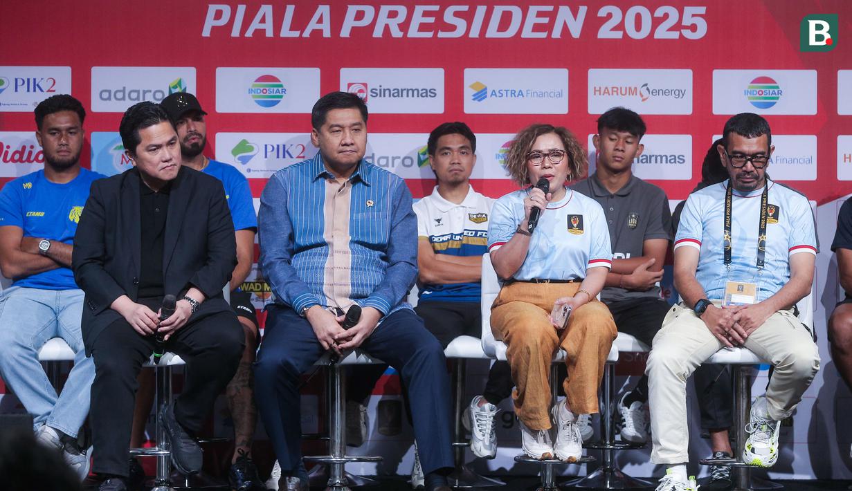 Ketua Umum PSSI Erick Thohir, Ketua SC Piala Presiden 2025 Maruarar Sirait, Direktur SCM Harsiwi Achmad, dan Ketua OC piala Presiden 2025 Arya Sinulingga memberi keterangan dalam konferensi pers terkait Piala Presiden 2025 di SCTV Tower, Senayan, Jakarta Pusat, Jumat (4/7/2025).(Bola.com/M Iqbal Ichsan)