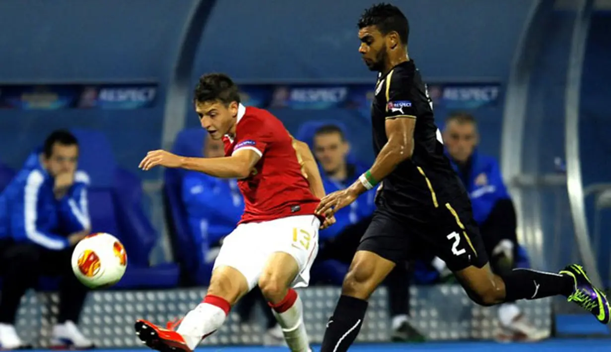 Gelandang PSV Eindhoven Arias Santiago (kiri) mencoba melakukan tembakan keras pada pertandingan sepak bola Liga Eropa Grup B antara FC Dinamo Zagreb vs PSV Eindhoven di stadion Maksimir, Zagreb (07/11/13). (AFP/Stringer)
