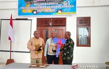 Gubernur Papua Barat Serahkan Bantuan Bus Sekolah Miliaran Rupiah untuk SMAN Keberbakatan Olahraga