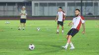 Pemain Timnas Indonesia, Calvin Verdonk saat sesi official training di Stadion Madya, Senayan, Jakarta, Senin (9/9/2024) jelang menghadapi Australia dalam laga kualifikasi Piala Dunia 2026 yang akan digelar Selasa (10/9/2024). (Bola.com/M Iqbal Ichsan)