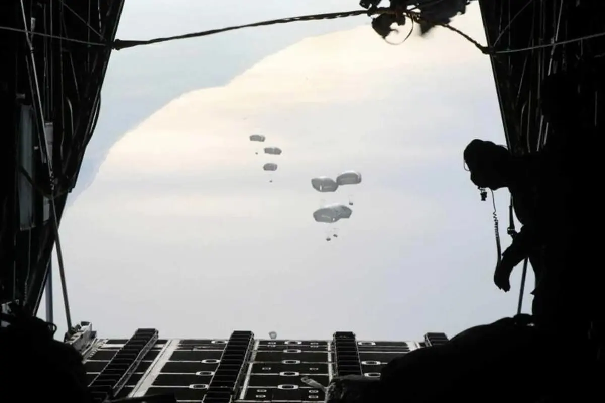 Pesawat militer Yordania menjatuhkan bantuan kemanusiaan di Jalur Gaza selatan. (Tentara Yordania/AFP) ​