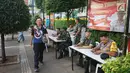 Personel TNI dan Polri berjaga di Posko Terpadu kawasan Glodok, Jakarta, Selasa (21/5). Rampungnya rekapitulasi suara Pemilu 2019 membuat pengamanan di sejumlah titik strategis turut diperketat. (Liputan6.com/Immanuel Antonius)