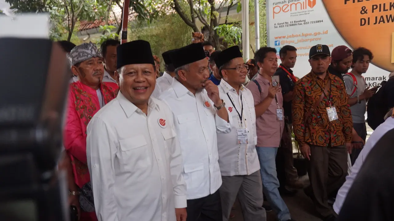 Pasangan Sudrajat dan Syaikhu menamai duet mereka dengan nama "Asyik".