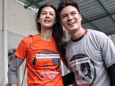 Pasangan Baim Wong dan Paula Verhoeven tersenyum saat mengenakan kaus dukungan untuk aktor Tio Pakusadewo di Pengadilan Negeri Jakarta Selatan, Jalan Ampera Raya, Jakarta, Kamis (28/6). (Liputan6.com/Faizal Fanani)