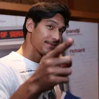 Richard Kyle, aktor tampan yang menjadi lawan main Titi Kamal di film Insya Allah Sah ini ternyata disebut-sebut memiliki kedekatan dengan aktris cantik CInta Laura. Namun Richard tak membenarkan itu. (Nurwahyunan/Bintang.com)