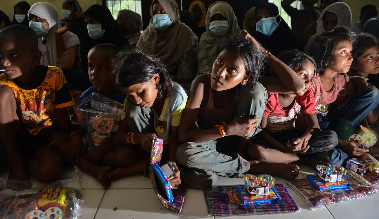 Kondisi para pengungsi saat menunggu pendataan dan tes Covid-19 di pusat penampungan sementara, bekas kantor Imigrasi Punteuet di Lhokseumawe, Aceh Utara (26/6/2020). (AFP Photo/CHAIDEER MAHYUDDIN)