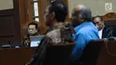 Terdakwa dugaan korupsi proyek e-KTP, Setya Novanto menyimak keterangan saksi pada sidang lanjutan di Pengadilan Tipikor, Jakarta, Kamis (8/3). Sidang mendengar keterangan saksi-saksi. (Liputan6.com/Helmi Fithriansyah)