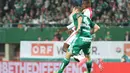 Striker Ajax, Yaya Sanogo, berduel dengan bek Rapid Vienna, Mario Sonnleitner. (Bola.com/Reza Khomaini)