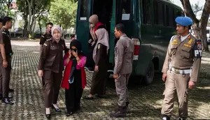 Aksi Bermesraan di TikTok Berakhir dengan Hukuman Cambuk