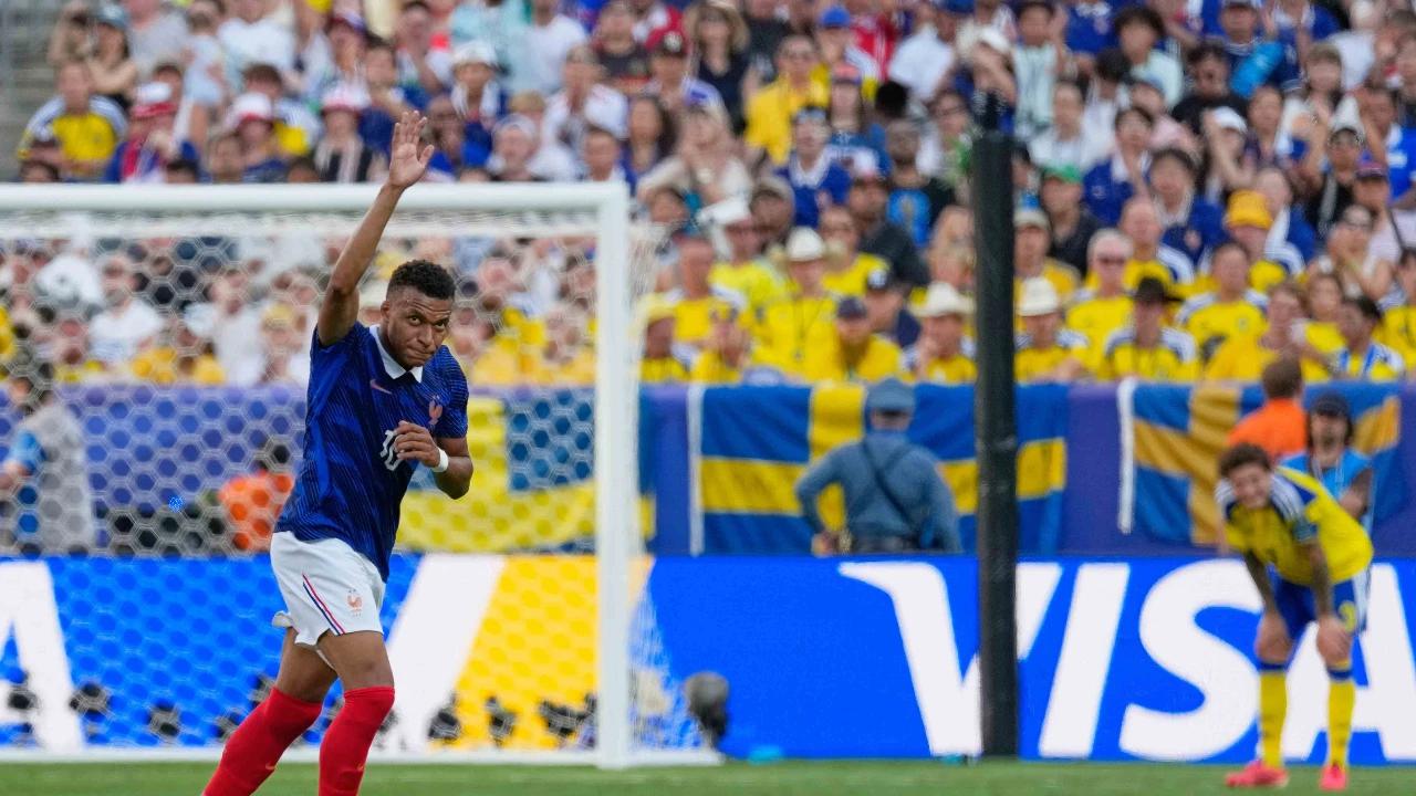 FOTO: Mbappe Bersinar Saat Prancis Libas Swedia