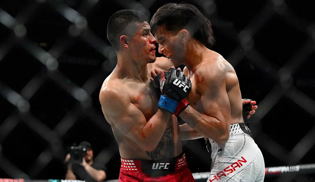 Petarung Indonesia Bilal Hasan (kanan) saat melawan petarung  dari Peru Nilson Rojas dalam pertandingan kelas terbang putra pada ajang UFC Fight Night di Oriental Sports Center, Shanghai, Sabtu, 29 Agustus 2026. (AFP/ Jade Gao)