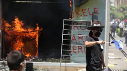 Mesin ATM bitcoin bernama Chivo terbakar selama protes terhadap kebijakan Presiden Nayib Bukele pada Hari Kemerdekaan di San Salvador, El Salvador, Rabu (15/9/2021). Ribuan warga Salvador berdemonstrasi menentang bitcoin, yang disahkan sebagai alat pembayaran oleh pemerintah. (MARVIN RECINOS/AFP)
