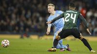 Gelandang Manchester City Oleksandr Zinchenko berebut bola dengan bek Sporting Lisbon Pedro Porro pada leg kedua babak 16 besar Liga Champions, Kamis (10/3/2022) dini hari WIB. Manchester City tetap melaju ke perempat final meski bermain imbang 0-0 dengan Sporting Lisbon. (AP Photo/Dave Thompson)