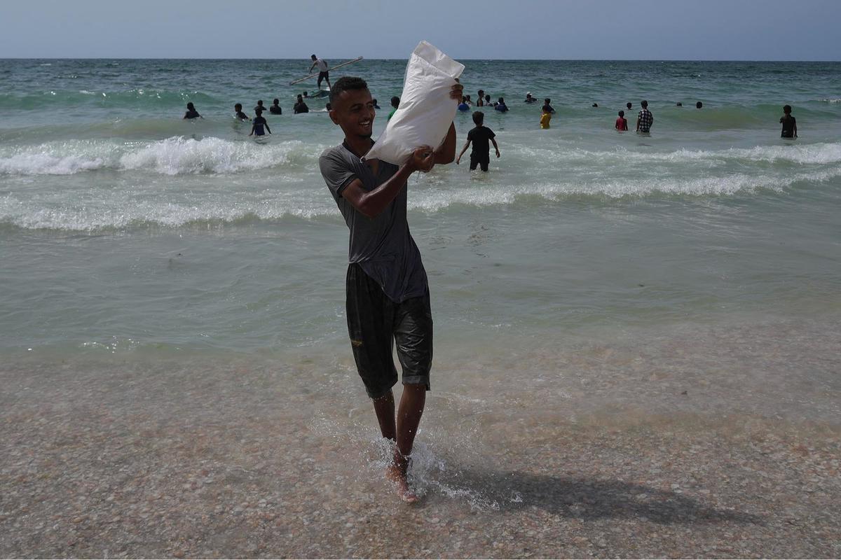 FOTO: Di Tengah Krisis, Warga Gaza Berebut Bantuan yang Tercebur ke Laut Mediterania