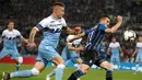 Gelandang Lazio, Sergej Milinkovic-Savic, berebut bola dengan gelandang Atalanta, Remo Freuler, pada laga Coppa Italia 2019 di Stadion Olympic, Roma, Rabu (15/5). Lazio menang 2-0 atas Atalanta. (AFP/Isabella Bonotto)