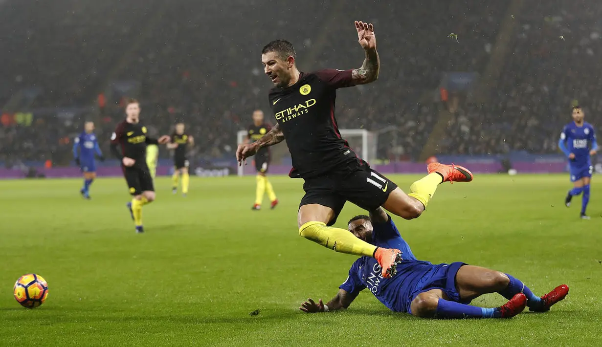 Bek Manchester City, Aleksandar Kolarov, berusaha melewati bek Leicester, Danny Simpson. Pada laga ini Leicester sempat unggul 4-0 atas City sebelum akhirnya mengecilkan kekalahan menjadi 4-2. (Reuters/Carl Recine)